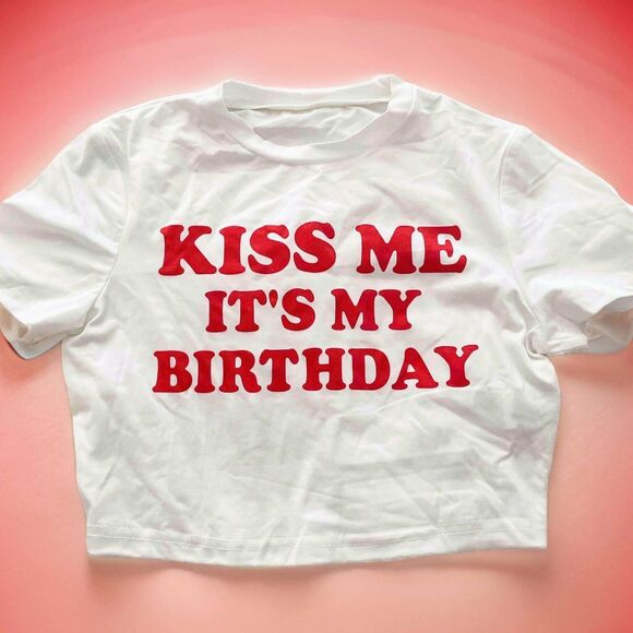 New Large "Kiss Me Its My Birthday" White Red Crop‎ Top Short Sleeve T Shirt - Picture 2 of 5